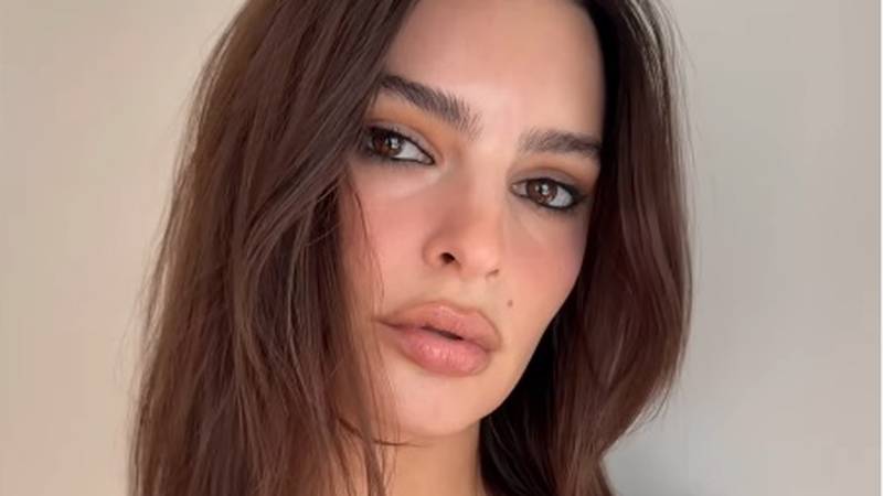 FOTO Emily Ratajkowski pozira u čipkastom prozirnom grudnjaku: Pokazala i previše?