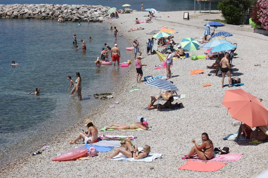 Rijeka: Građani osvježenje od vrućina i sparine potražili na plaži Ploče
