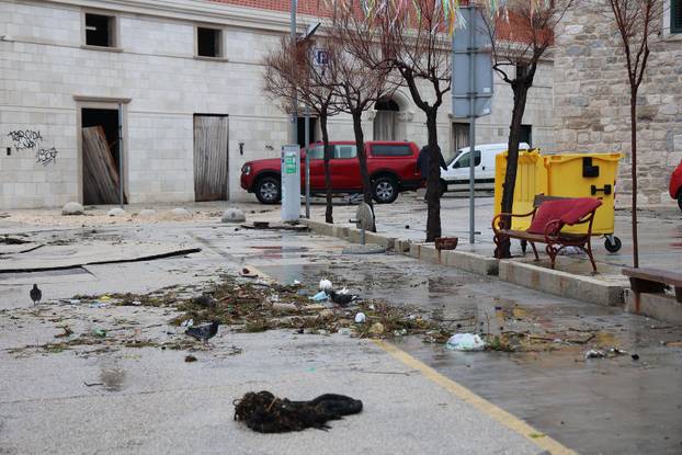 Kaštela: Sanacija štete od posljedica jakog juga i plime