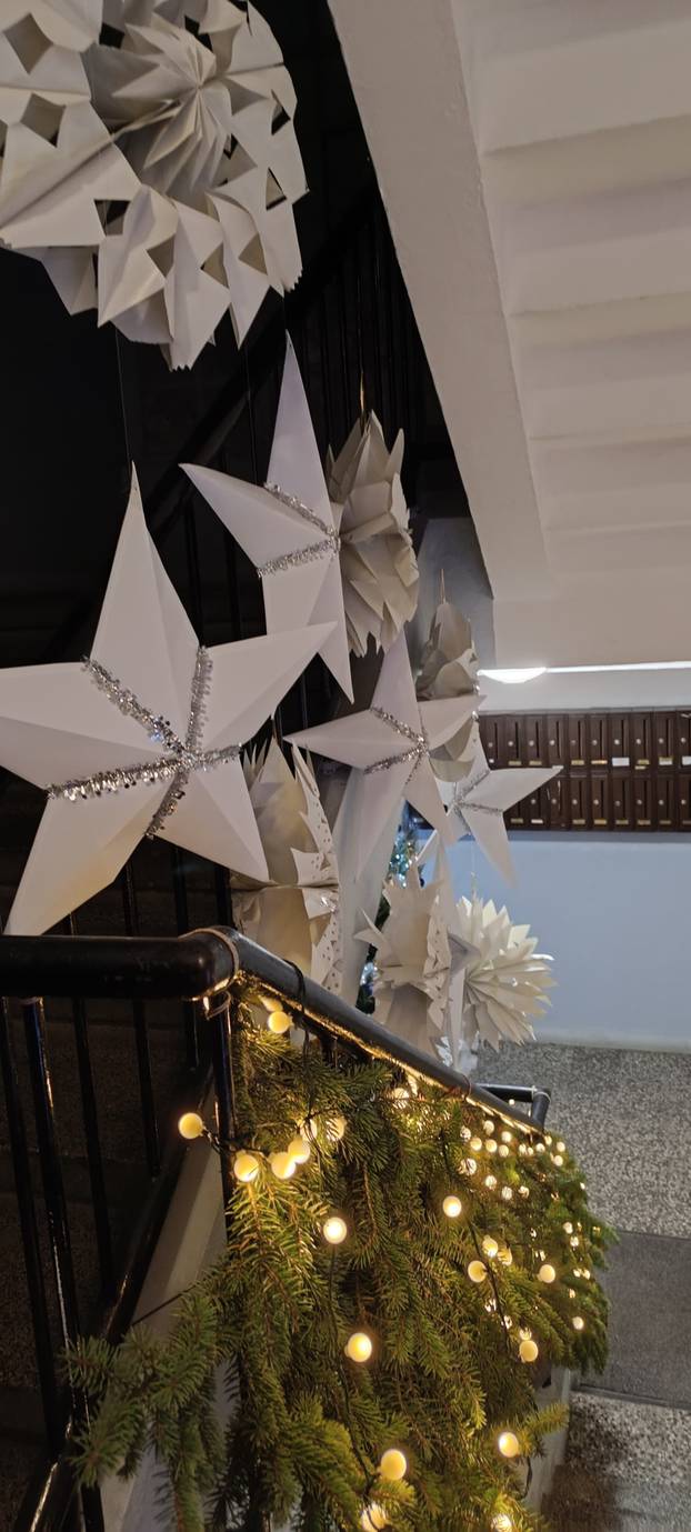 FOTO Božićna idila na stubištu: 'Imamo snjegovića, bor, kamin. Nedostaje samo dekica i knjiga'