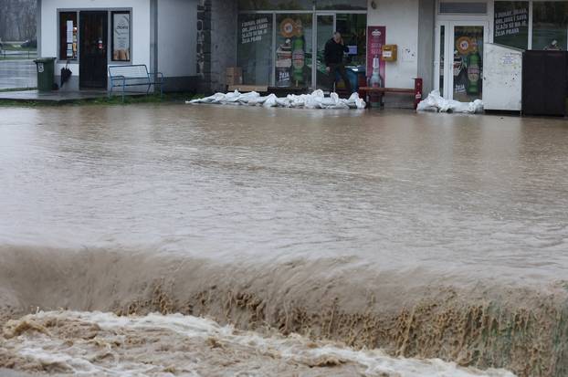 Poplava u Orahovici, voda prijeti kućama
