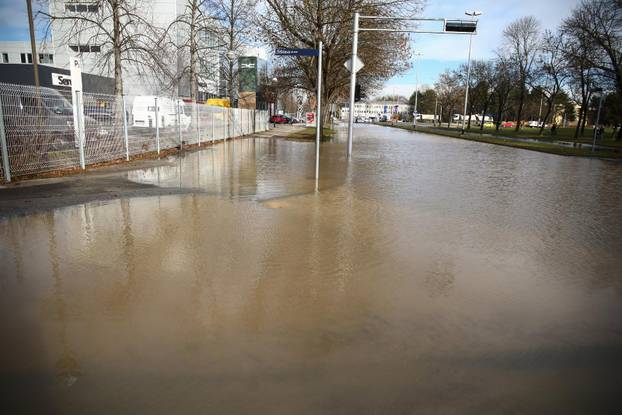 Zagreb: Poplava u Ukrajinskoj ulici zbog puknuća cijevi