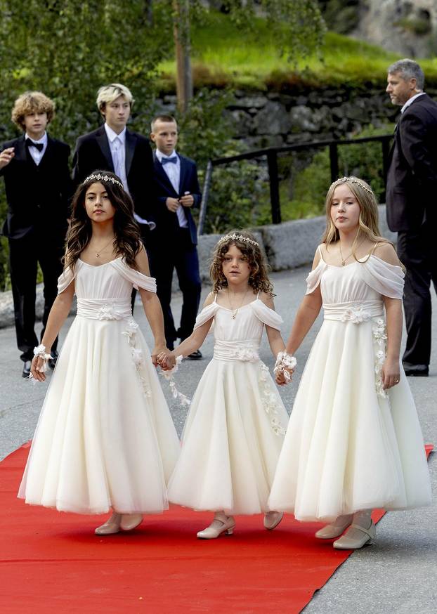 Bridal couple princess Märtha Louise and Mr. Durek Verrett greet the crowd