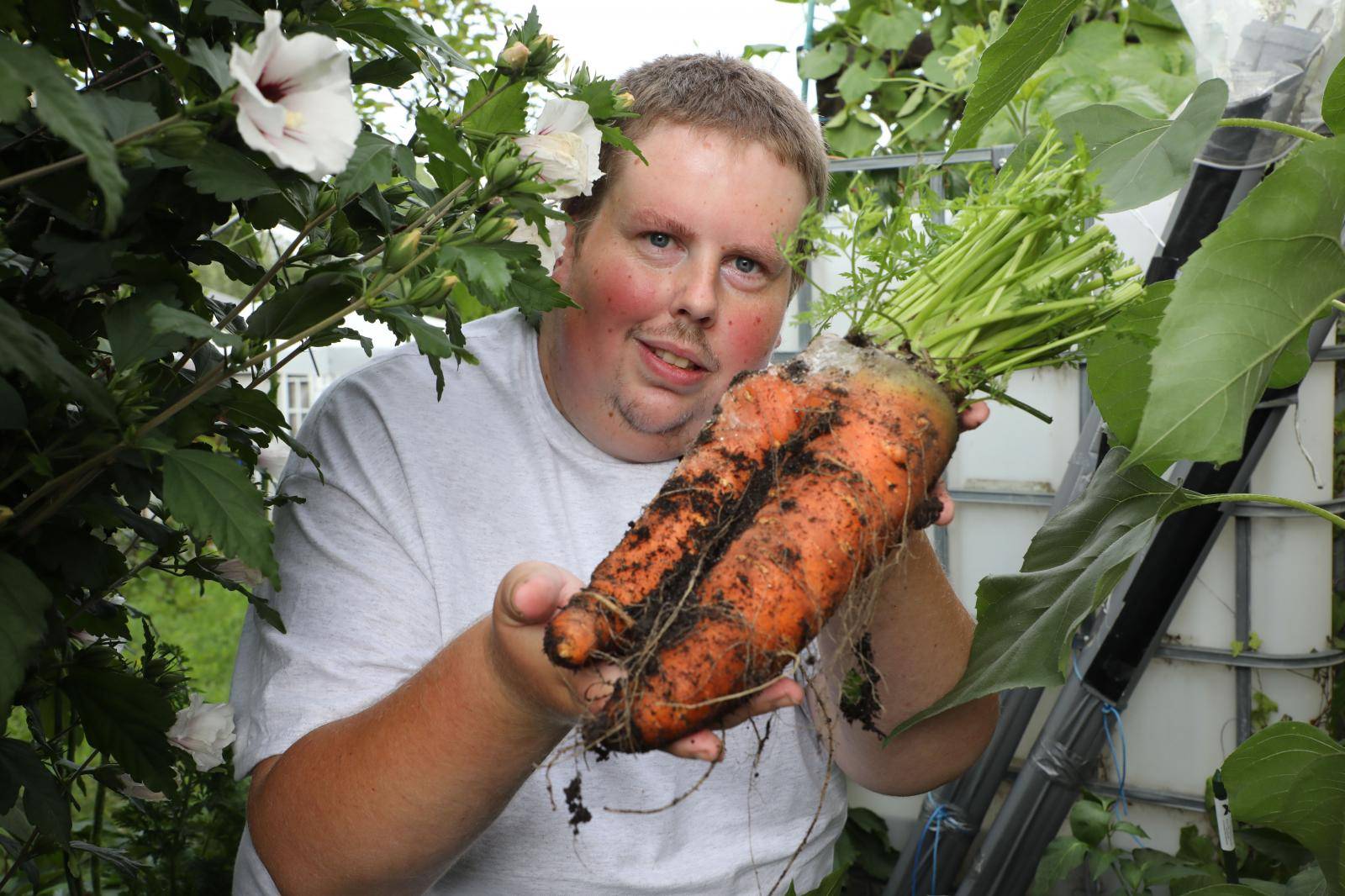 On record hunt with XXL vegetables