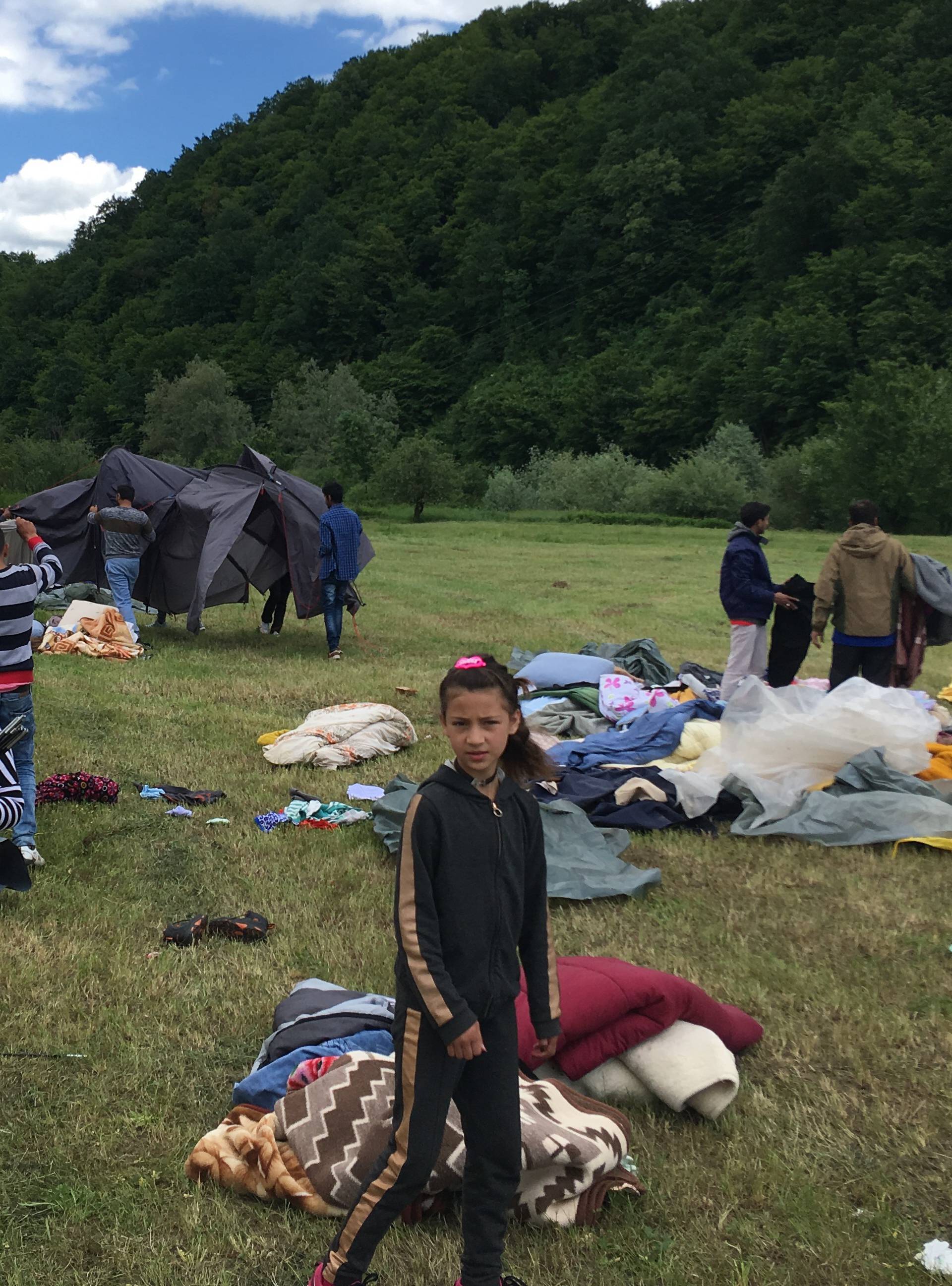 Stotine migranata kraj Kladuše traže prolaz kroz Hrvatsku...