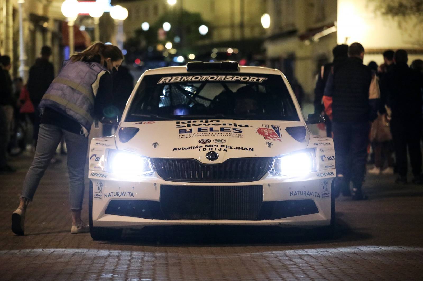 Zagreb: WRC automobili  na glavom gradskom trgu privukli veliku pažnju građana