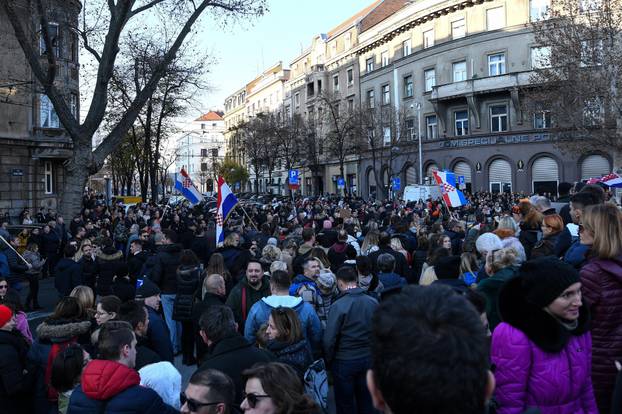 Zagreb: Okupljanje prosvjednika protiv COVID potvrda na Trgu žrtava fašizma