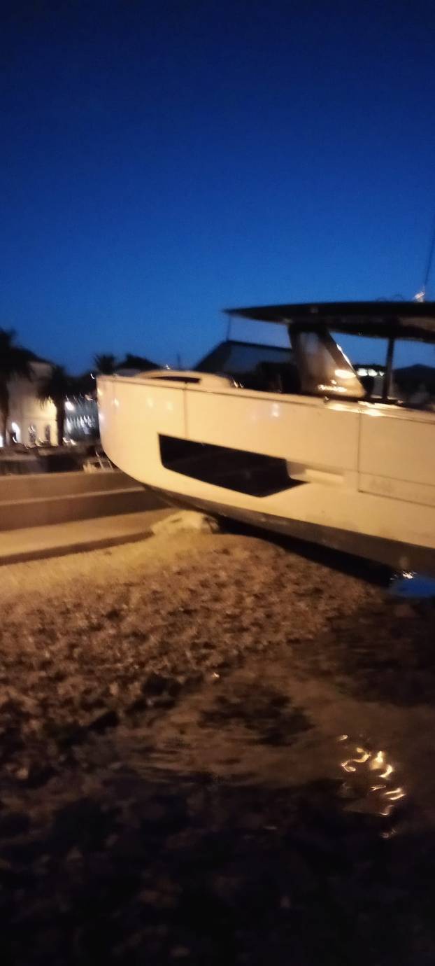 FOTO Punom brzinom udario u obalu?! Brod se nasukao u luci u Splitu: 'Buka je izazvala paniku'