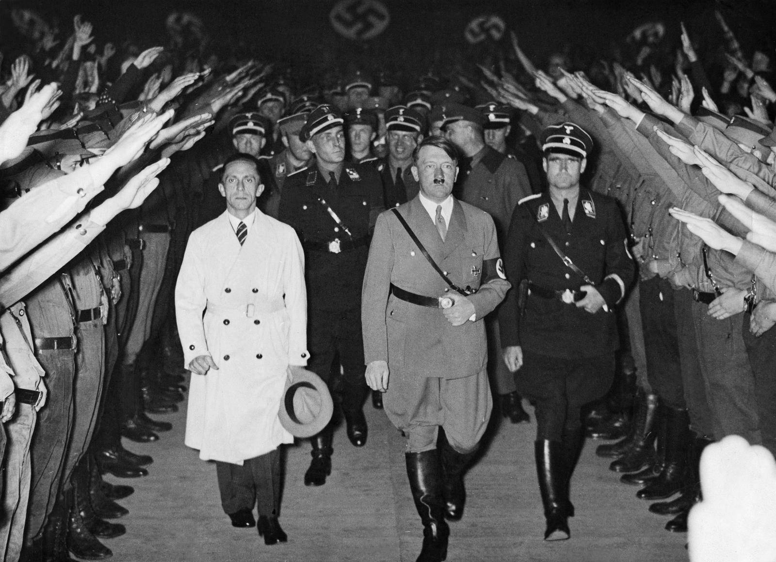 Germany, Politics: Rudolf Hess, Adolf Hitler and Joseph Goebbels (f.r.) during campaign rally at Berliner Sportpalast
- 24.10.1933
- Published by 'Berliner Morgenpost' 25.10.1933
- Photographer: Presse-Illustrationen Heinrich Hoffmann