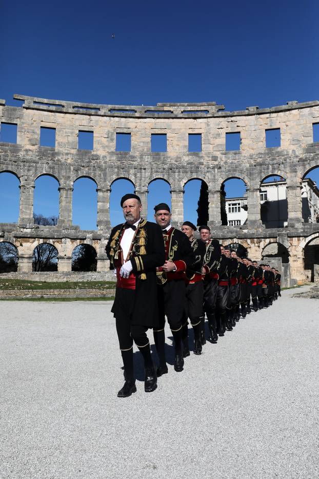 Pula: Mimohod Bokeljske mornarice u Puli