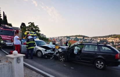 Frontalni sudar u Dubrovniku: Nekoliko ljudi završilo u bolnici