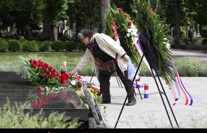 Građani palili svijeće i polagali cvijeće na Tuđmanovu grobu