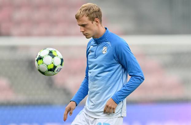 Zagrijavanje nogometaša uoči početka utakmice Midtjyllanda i Rijeke u play-offu za ulazak u UEFA Konferencijsku ligu