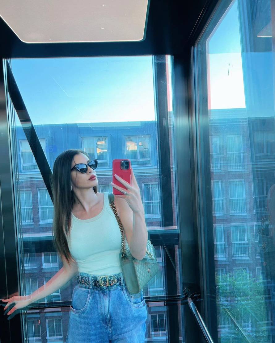 Petkovićeva zaručnica stigla u Amsterdam: Jela je u luksuznom restoranu, šetala s prijateljem...