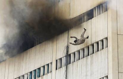 Skočili u smrt: Petero ljudi bacilo se sa zgrade u plamenu