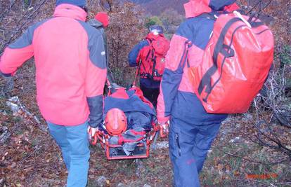 HGSS-ovci iznad Omiša spasili  alpinisticu s ozljedom glave