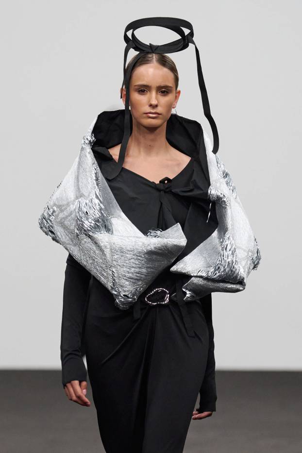 Divne kreacije: Pogledajte reviju Ksenije Vrbanić u Dubaiju