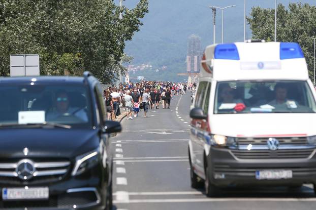 Zagreb: Tisuće fanova Thompsona prolazi Mostom mladosti koji je zatvoren za promet