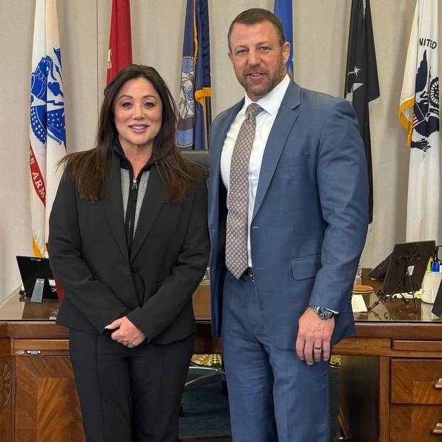 ORGIJE U UREDU Trumpova ministrica seksala se s članom osiguranja. Evo  tko je ona