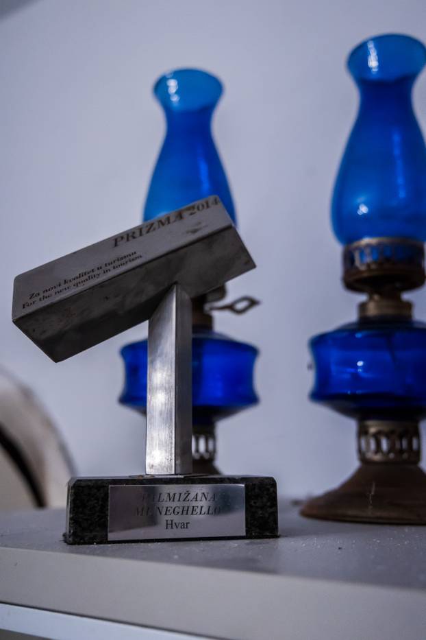 24sata: Palmižana: Reportaža o rušenju objekata Eduarda Tota Meneghella