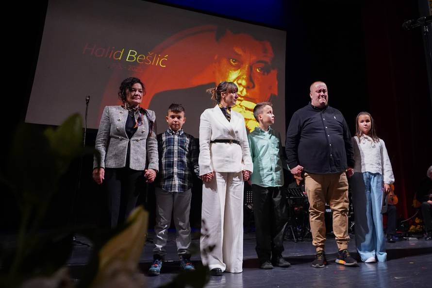 FOTO Emotivna komemoracija: O Halidu pričali njegovi bližnji, mnogi nisu mogli sakriti suze...