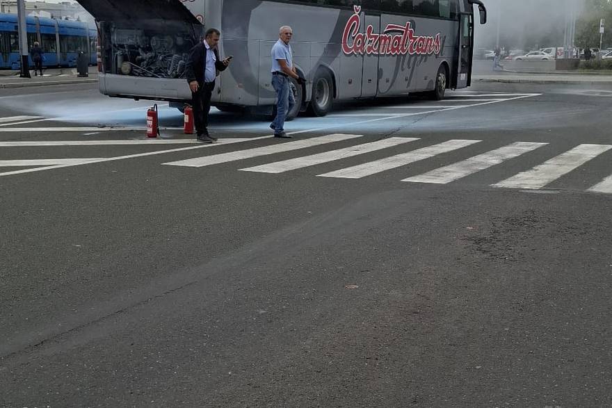 Zagreb: Izbio po&zcaron;ar na autobusu, vatru ugasili voza&ccaron;i