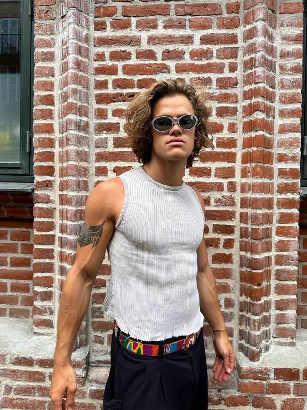 FOTO 'Alpski modni mačak' voli nositi bunde, suknje i lakirati nokte. Sad dominira skijanjem