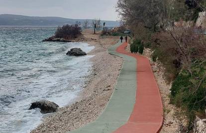 U Dugom Ratu uništili stoljetnu plažu: 'Pa jesu li tu stazu mogli izbetonirati metar dalje?'