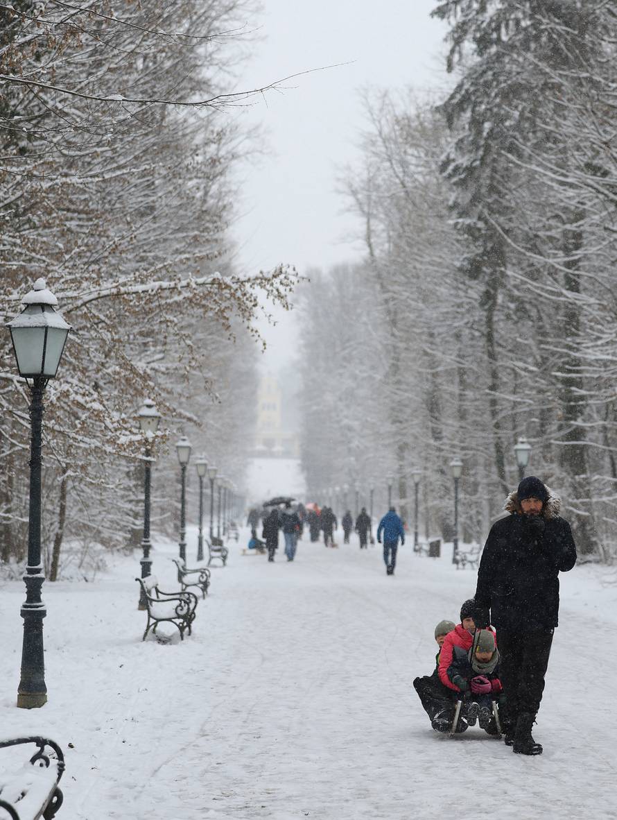 Zagreb: Maksimir, jedno od omiljenih mjesta za sanjkanje, grudanje ili šetnju po snijegu