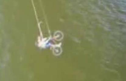 Privezao bicikl i sebe na bungee uže i skočio