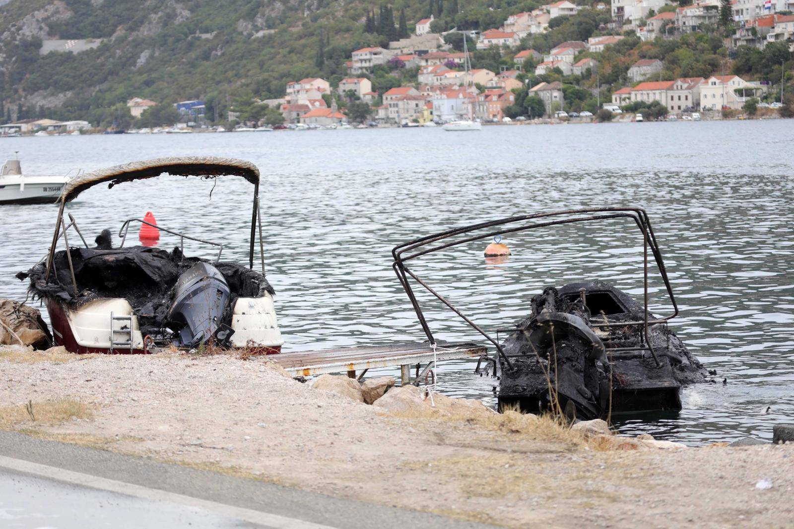 VIDEO Požar kod Dubrovnika: Gorjele brodice, jedan kombi, automobili, crni dim je posvuda