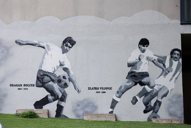 Split: Ususret 114. rođendanU Hajduka na zgradi Sveučilišta naslikani su murali nogometaša