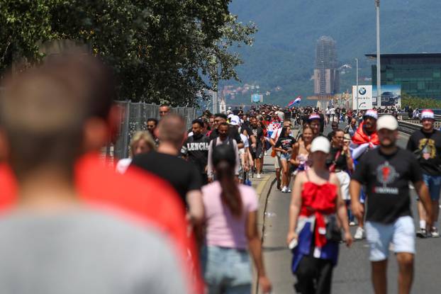 Zagreb: Tisuće fanova Thompsona prolazi Mostom mladosti koji je zatvoren za promet