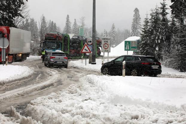 Delnice: Snijeg otežava promet kroz Gorski kotar