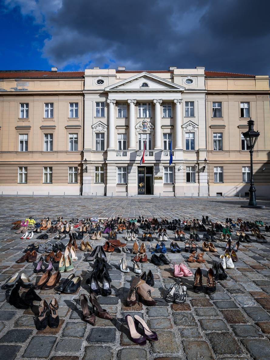 156 pari cipela, 156 ubijenih žena. Je li vam sada jasnije?