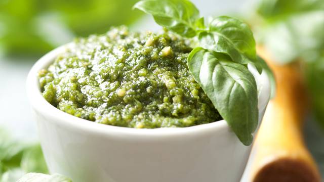 Napravite domaći pesto, odlično se slaže sa sirom i tjesteninom