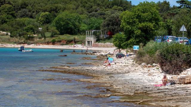 Pula: Tek malobrojni turisti uživali u kupanju i boravku uz more na prvi dan ljeta