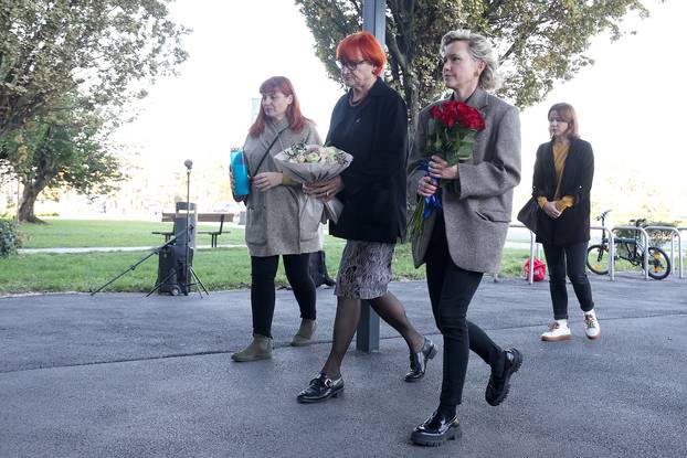 Zagreb: Rada Borić i Ivana Kekin položile cvijeće povodom obilježavanja Nacionlanog dana borbe protiv nasilja nad ženama