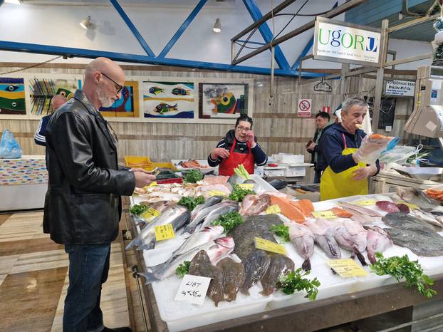 FOTO 'Pa to nije normalno, kila rajčica sedam eura! Nemam ja toliko, kupila sam tri komada'