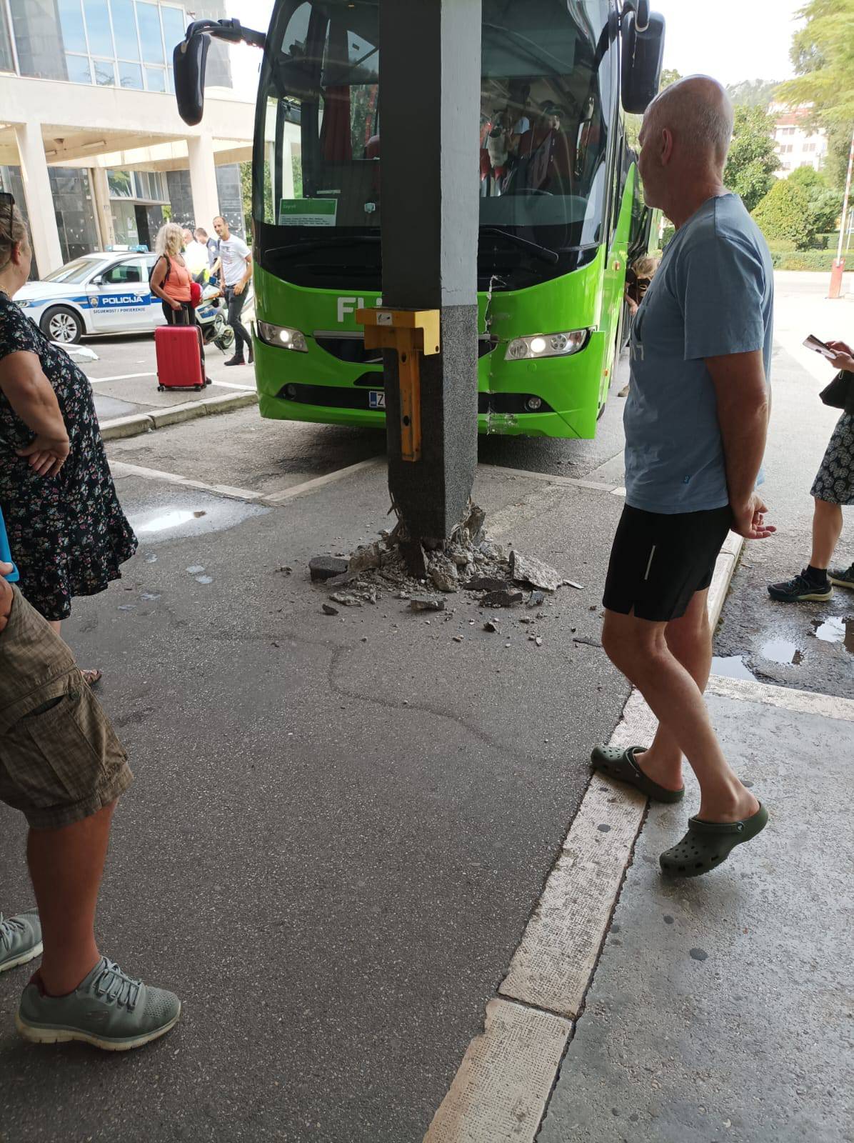 Ploče: Bus se zabio u kolodvor