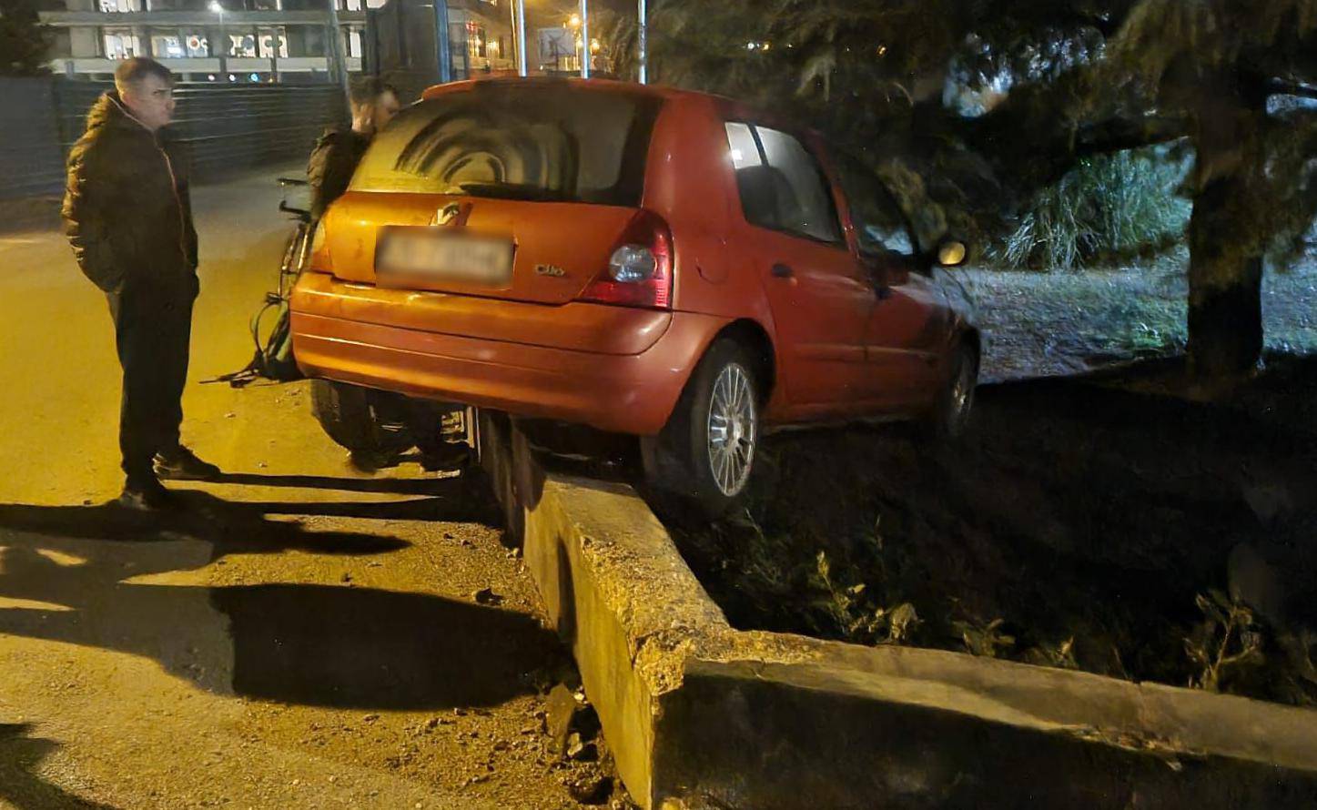 Zagreb: Kako je ovo uspio?! 'Parkirao' na zidiću kraj Oktal Pharme, nema ozlijeđenih