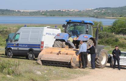 Šibenik: U vinogradu je vozača pregazio traktor 