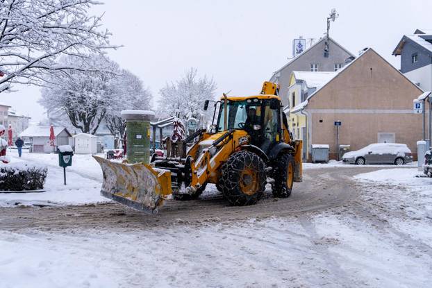 U Gospiću je izmjereno 16 cm snijega