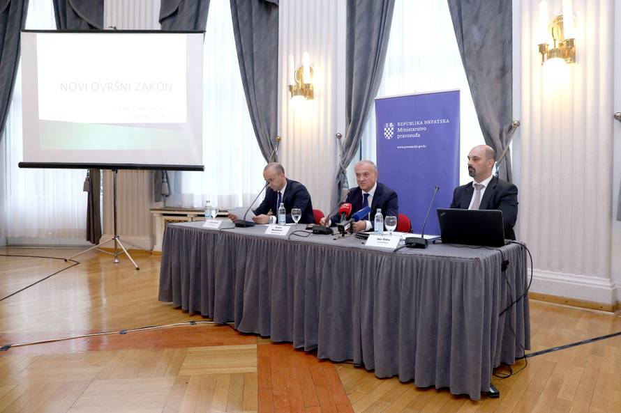 Zagreb: BoÅ¡njakoviÄ prestavio prijedlog novog OvrÅ¡nog zakona