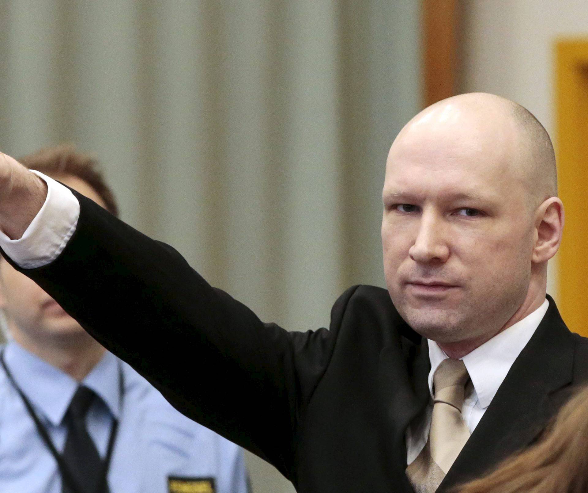 Masovni ubojica Breivik na sud ušao s nacističkim pozdravom