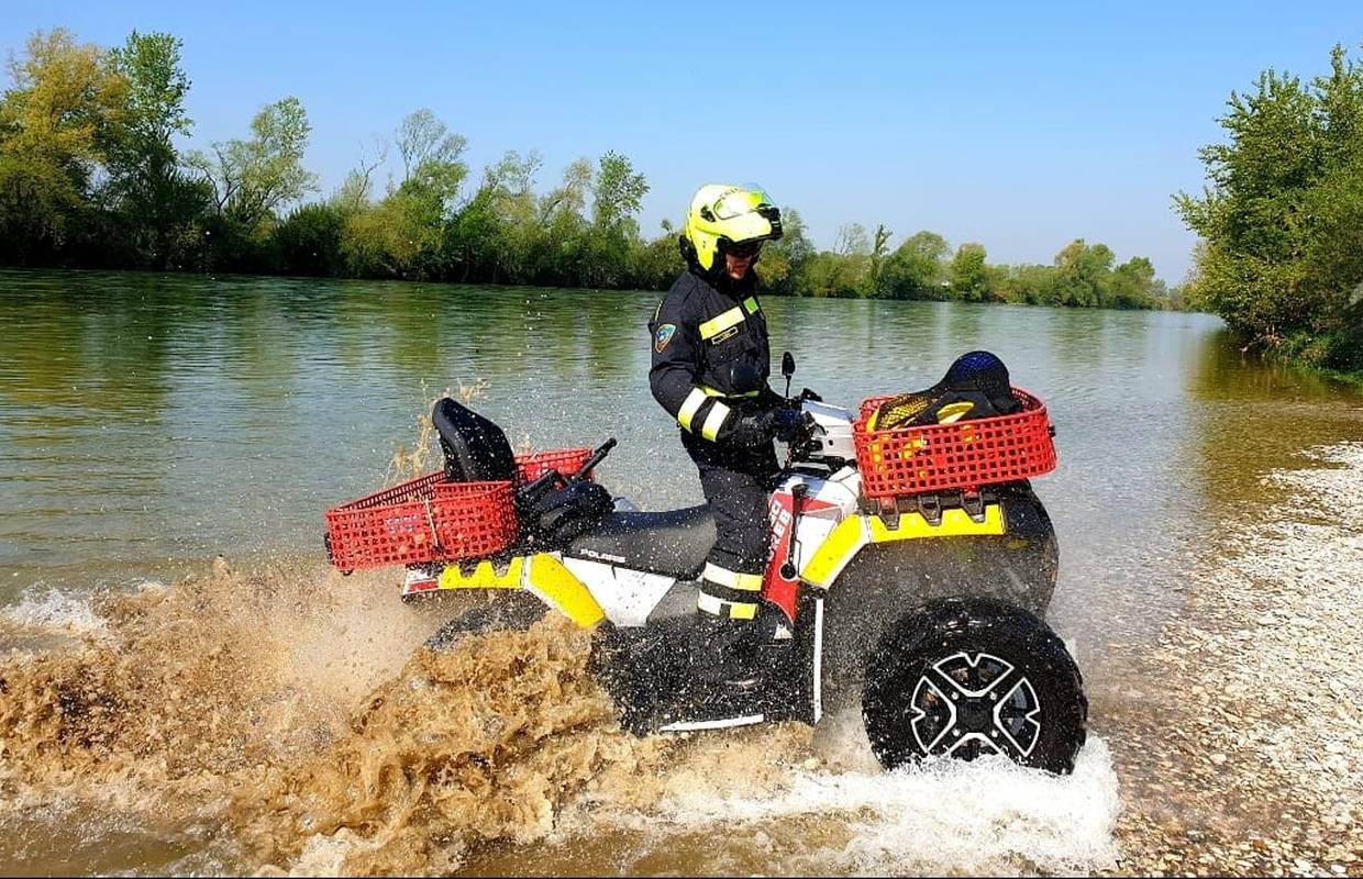 Muškarac pao u Savu s Mosta Slobode: Vatrogasci ga tražili sat vremena quadom i dronom