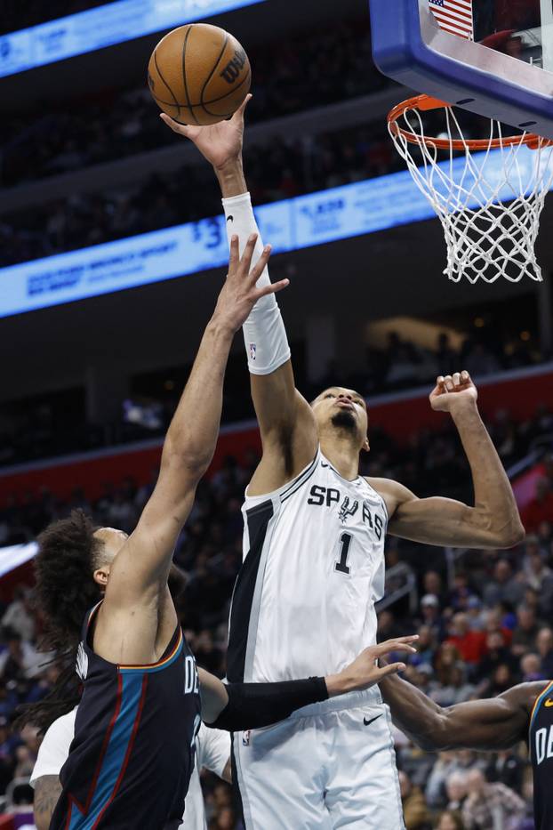 NBA: San Antonio Spurs at Detroit Pistons