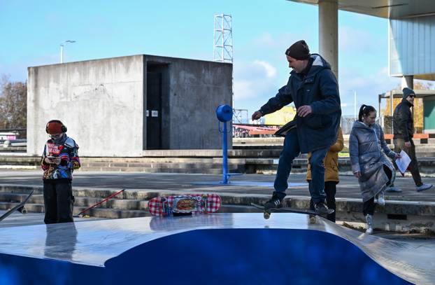 Zagreb: Ispred Muzeja Suvremene Umjetnosti postavljena skate skulptura "skate spot"