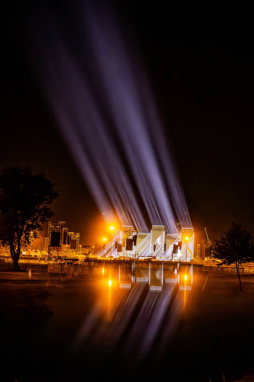 Zagreb: Spektakularna svjetlosna proba na Hipodromu uoči Thompsonovog koncerta