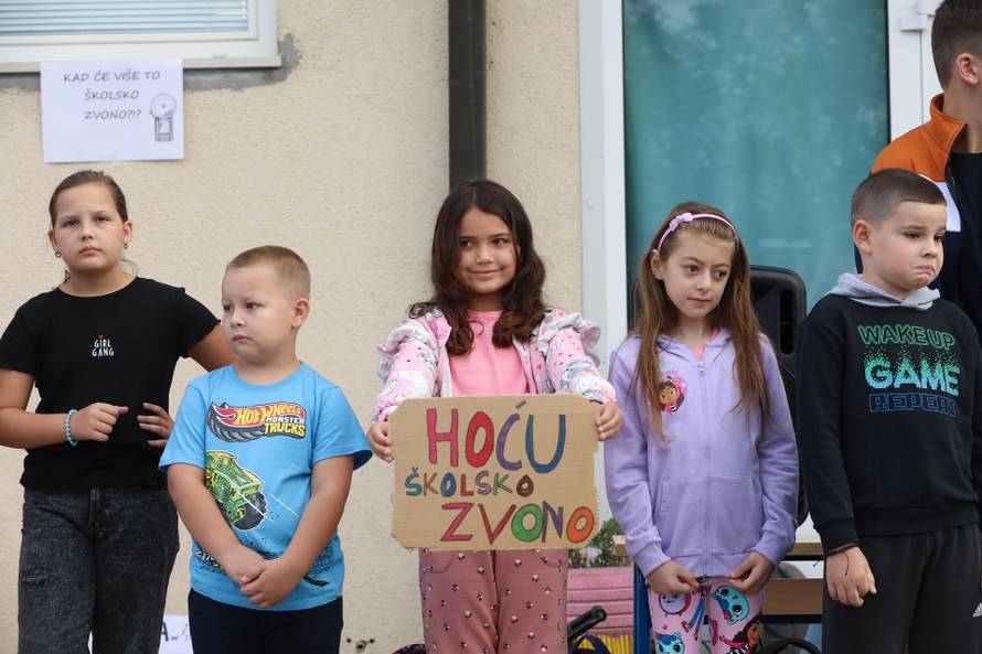 Zagreb: Prosvjed roditelja i djece Donjeg Dragonošca koja nastavu pohađaju u vatrogasnom domu